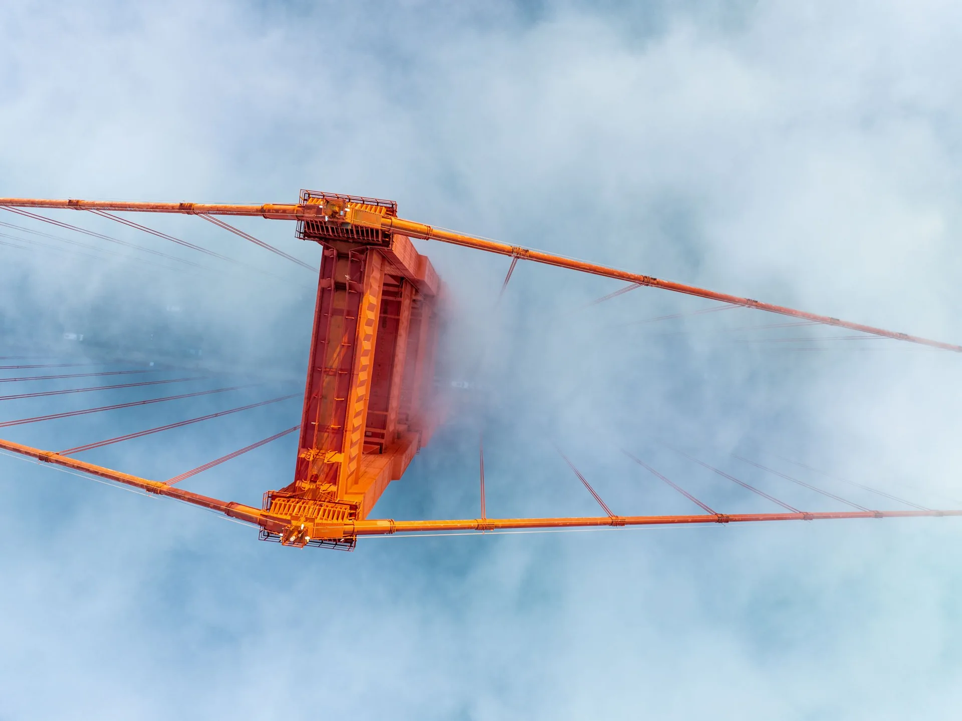 Golden Gate Bridge mit orangefarbenen Tragkabeln im Nebel